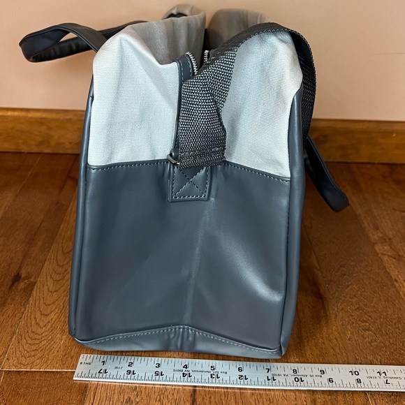 CALVIN KLEIN GREY DUFFLE BAG B51 - Picture 9 of 10